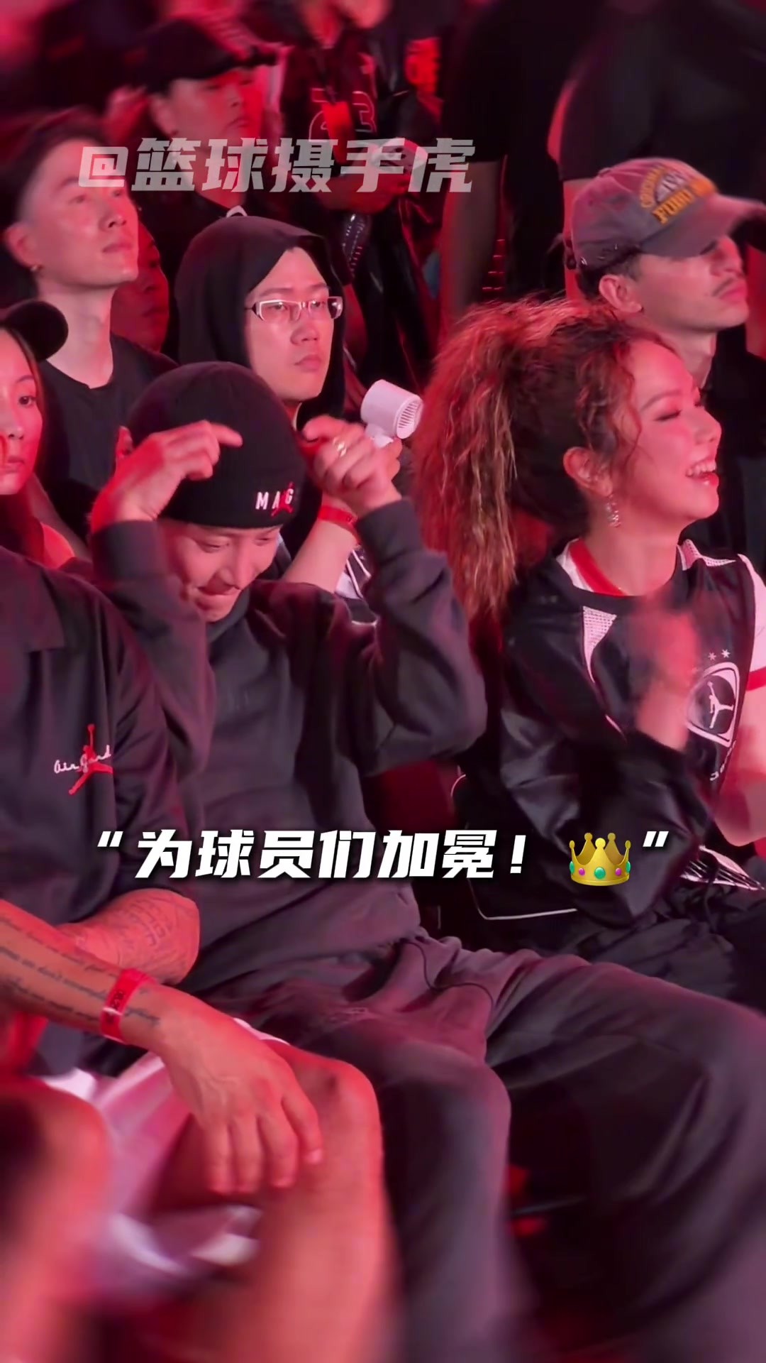 詹密？王嘉尔现身The One总决赛观赛 为球员加冕戴皇冠