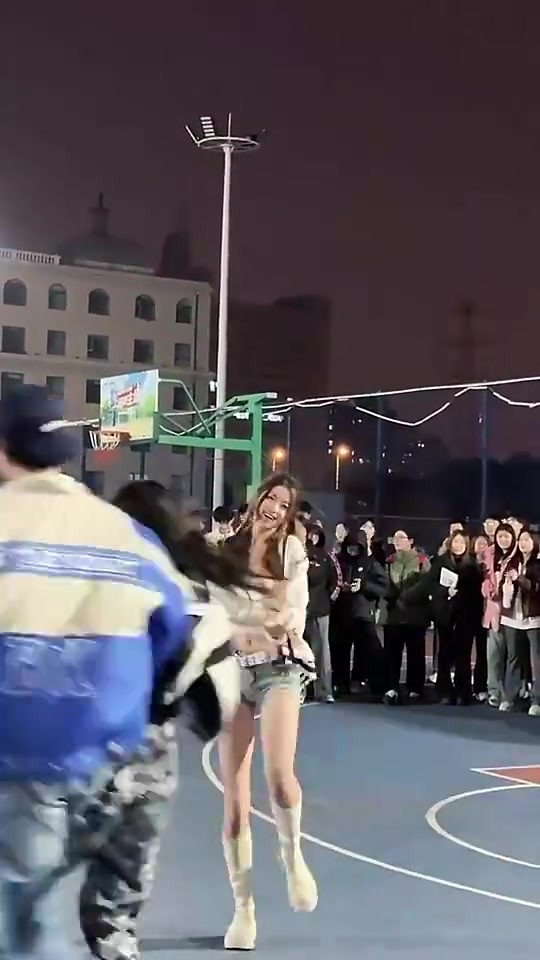 如果球场是被这样的小姐姐占据，应该没人会反对吧？🙈