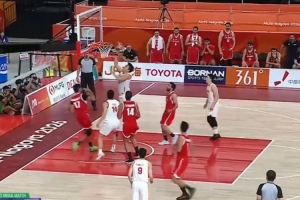 早该这么打！王俊杰快下篮下硬怼 顶开防守打板上空篮！